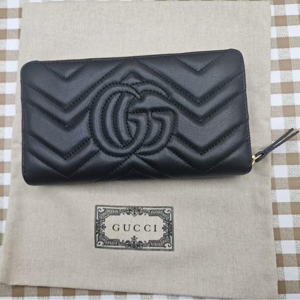 Gucci Black Chevron Wallet with Gold Accents - Picture 3 of 7